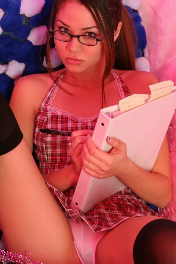 15P Jenny Reid Secretaria adolescente mostrando sus bragas