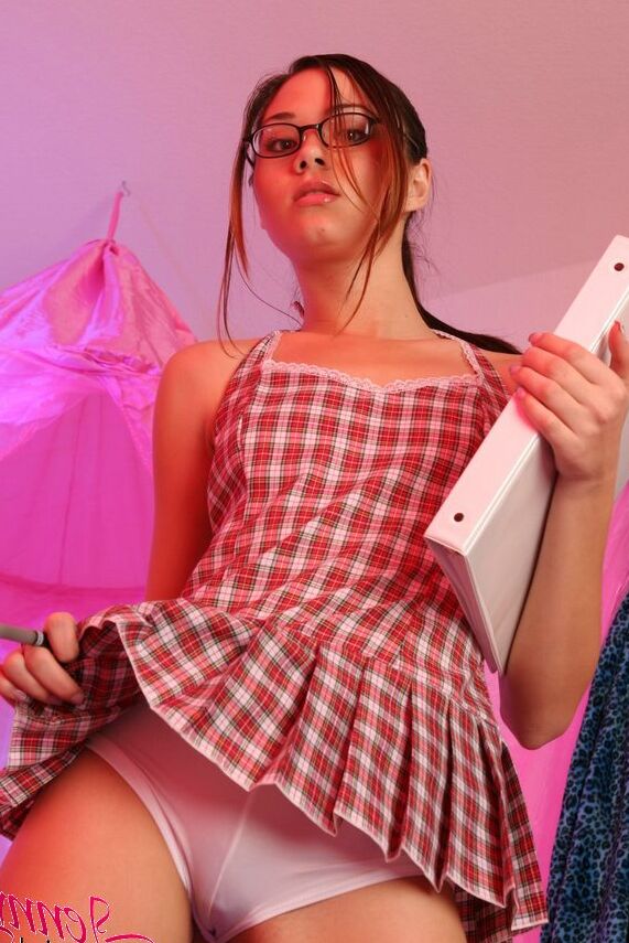 15P Jenny Reid Secretaria adolescente mostrando sus bragas