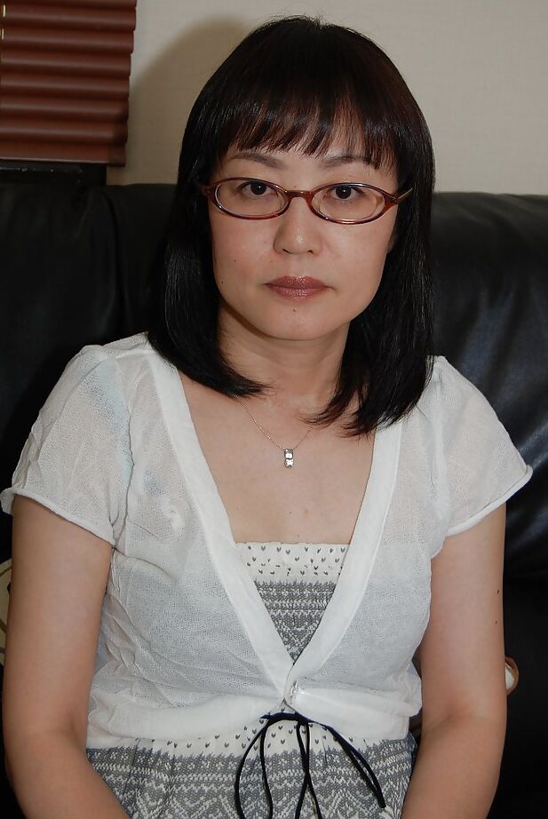 16P Schüchterne asiatische Dame mit Brille zieht sich aus und hat Spaß beim Vibrieren ihrer Muschi