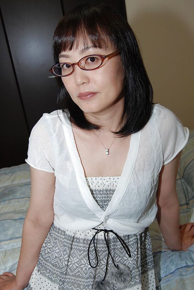 16P Schüchterne asiatische Dame mit Brille zieht sich aus und hat Spaß beim Vibrieren ihrer Muschi