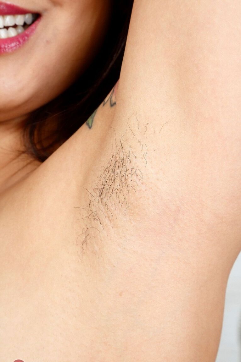 21P Das schlanke asiatische Mädchen Saya Song spielt mit ihren behaarten Achseln und ihrer behaarten Vagina