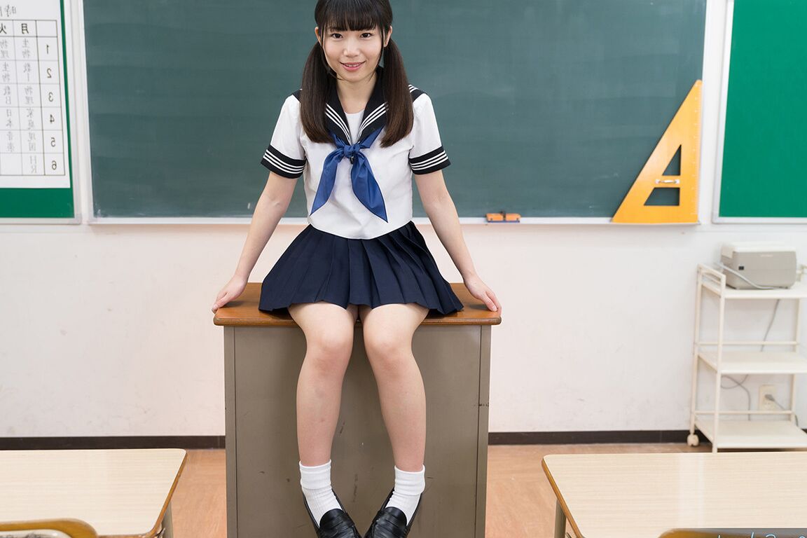 16P 教室で裸で立つために脱いでいる微乳日本人女子高生