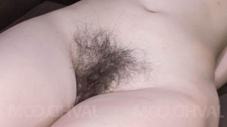 15P Kazumi Nanase Asian tiene un coño peludo debajo de la lengua y vibradores