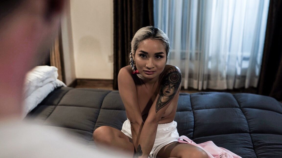 15P La adolescente asiática Avery Black tiene relaciones sexuales con su padrastro caucásico