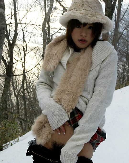 16P Hitomi Hayasaka traviesa adolescente asiática muestra el culo y orina en la nieve