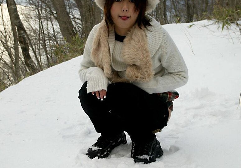 16P Hitomi Hayasaka traviesa adolescente asiática muestra el culo y orina en la nieve