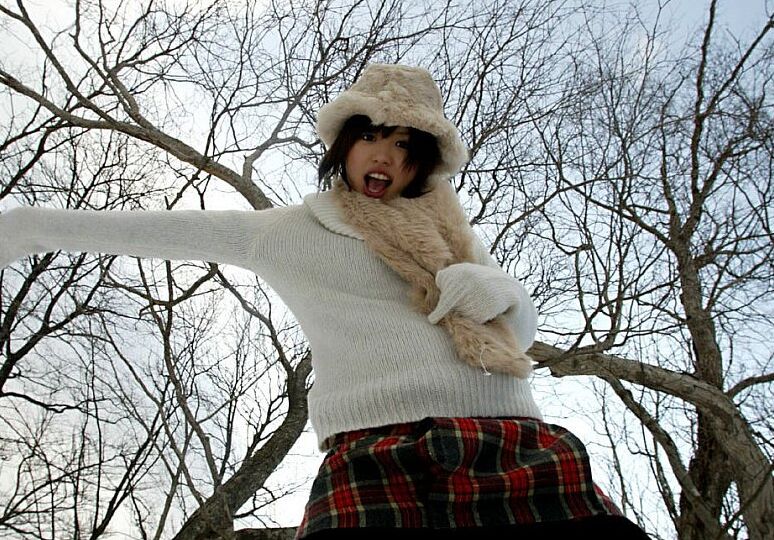 16P Hitomi Hayasaka traviesa adolescente asiática muestra el culo y orina en la nieve