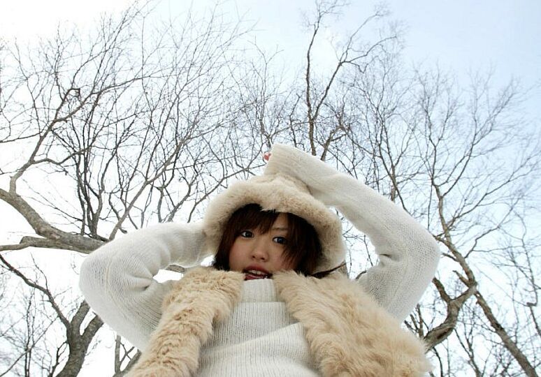 16P Hitomi Hayasaka traviesa adolescente asiática muestra el culo y orina en la nieve