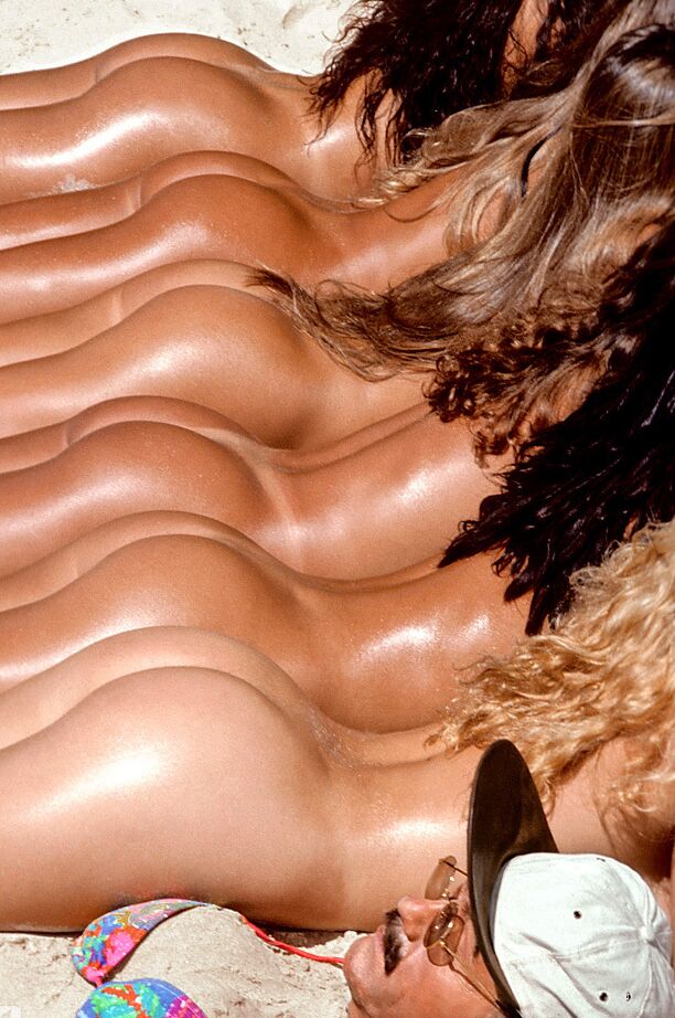 16P 美しいプレイボーイの折り込みの束が太陽の下で楽しんでいる巨乳を誇示します