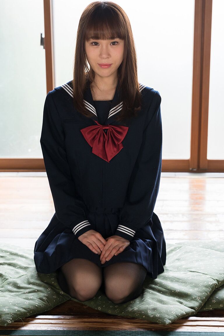 Une étudiante japonaise de 16P libère son corps mince de sa tenue d'école sur un coussin