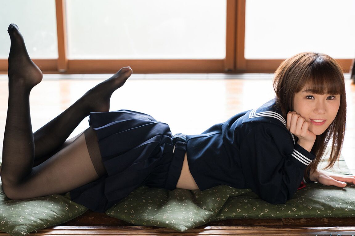 Une étudiante japonaise de 16P libère son corps mince de sa tenue d'école sur un coussin