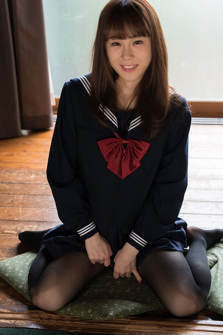 Une étudiante japonaise de 16P libère son corps mince de sa tenue d'école sur un coussin