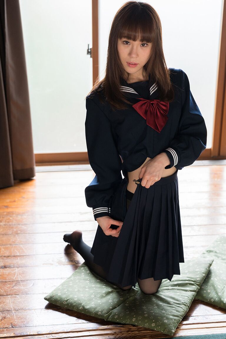Une étudiante japonaise de 16P libère son corps mince de sa tenue d'école sur un coussin