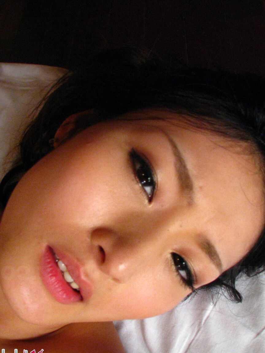 15P Linda adolescente japonesa ostenta um creampie após relações sexuais