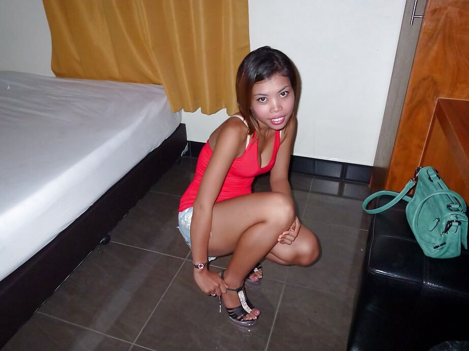 16P Petite Tha girl Newie posing naked before having shaved cunt penetrated