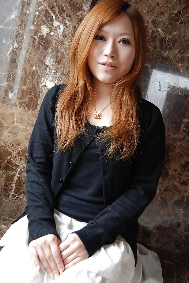 16P Chiaki Eguchi, jeune asiatique, se déshabille et expose son entaille poilue en gros plan.