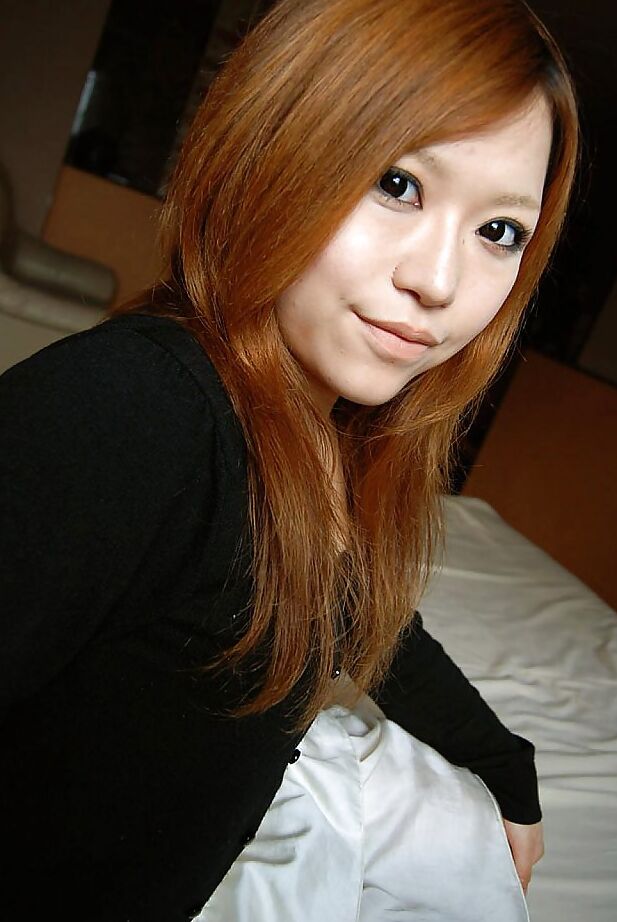16P Chiaki Eguchi, jeune asiatique, se déshabille et expose son entaille poilue en gros plan.