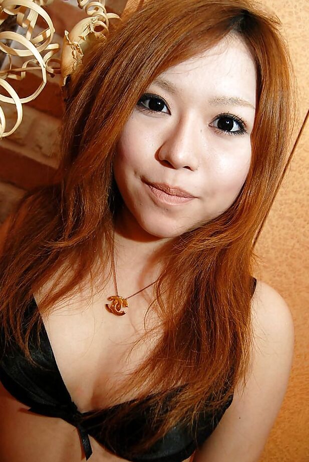 16P Chiaki Eguchi, jeune asiatique, se déshabille et expose son entaille poilue en gros plan.