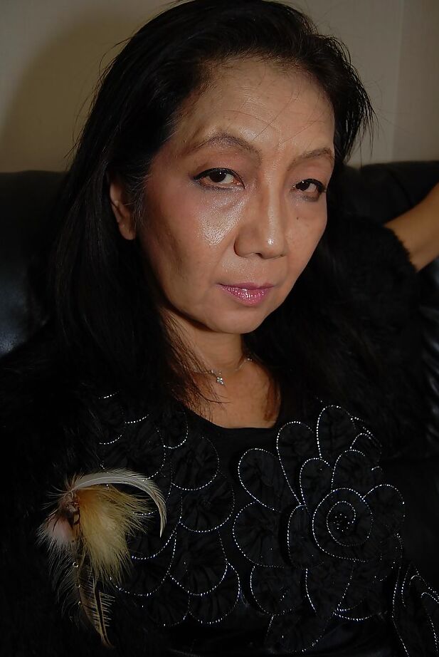 16P Jolie salope mature aux tétons durs Setsuko se masturbe hardcore