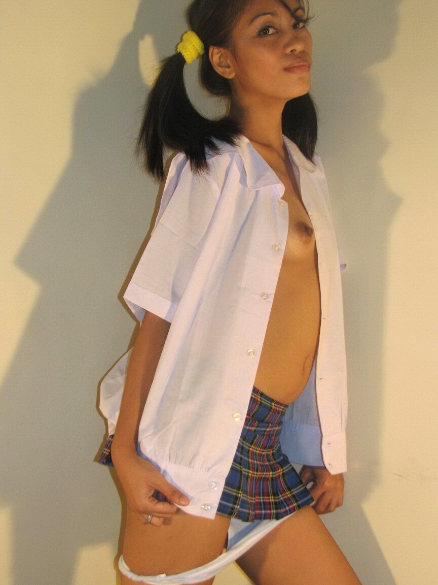 12P かわいいアジアの学生チャパラがおさげの貧乳とハゲスナッチを披露