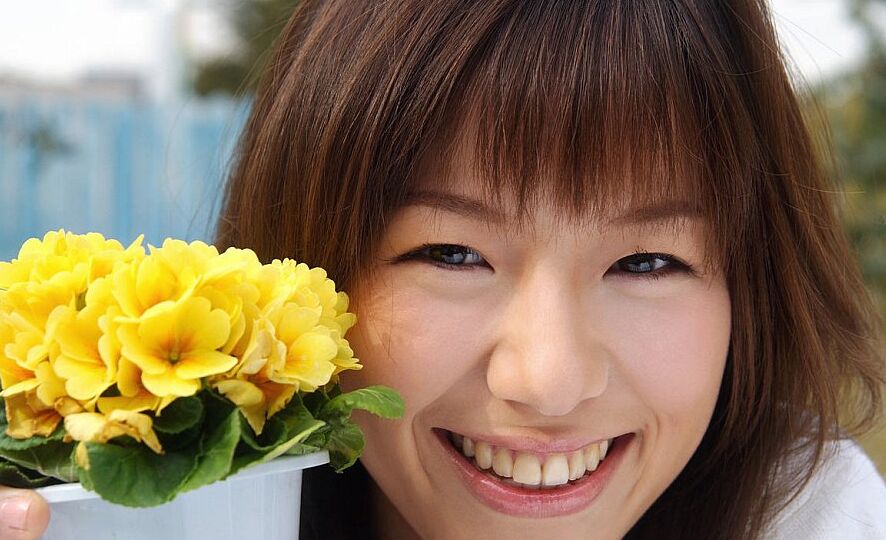 16P Die süße japanische Studentin Towa Aino zieht auf verführerische Weise ihren Büstenhalter aus