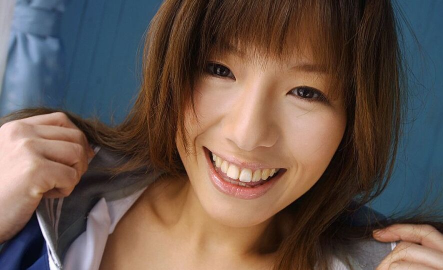 16P Die süße japanische Studentin Towa Aino zieht auf verführerische Weise ihren Büstenhalter aus