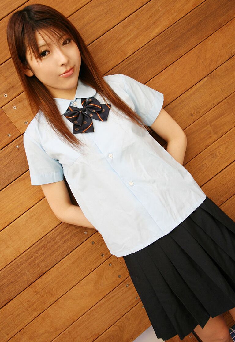 16P, la jeune japonaise Miyo montre ses seins et sa culotte en action solo.