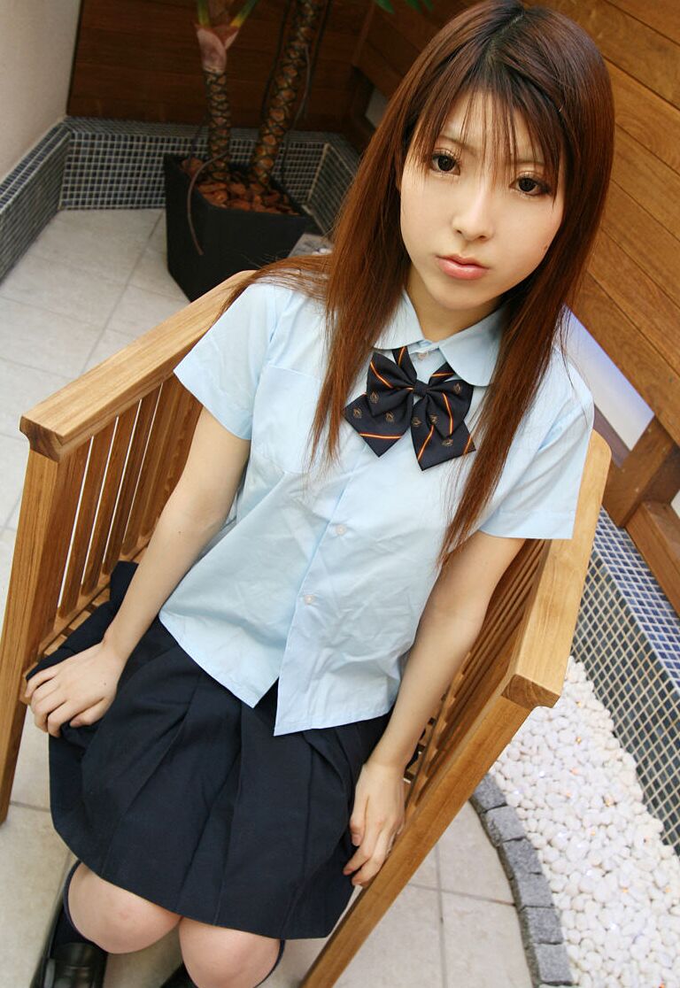 16P, la jeune japonaise Miyo montre ses seins et sa culotte en action solo.