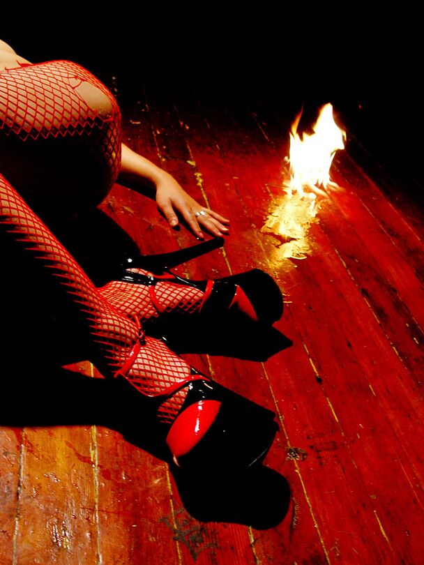 16P Chica euroasiática delgada con rejilla roja y llamas satánicas