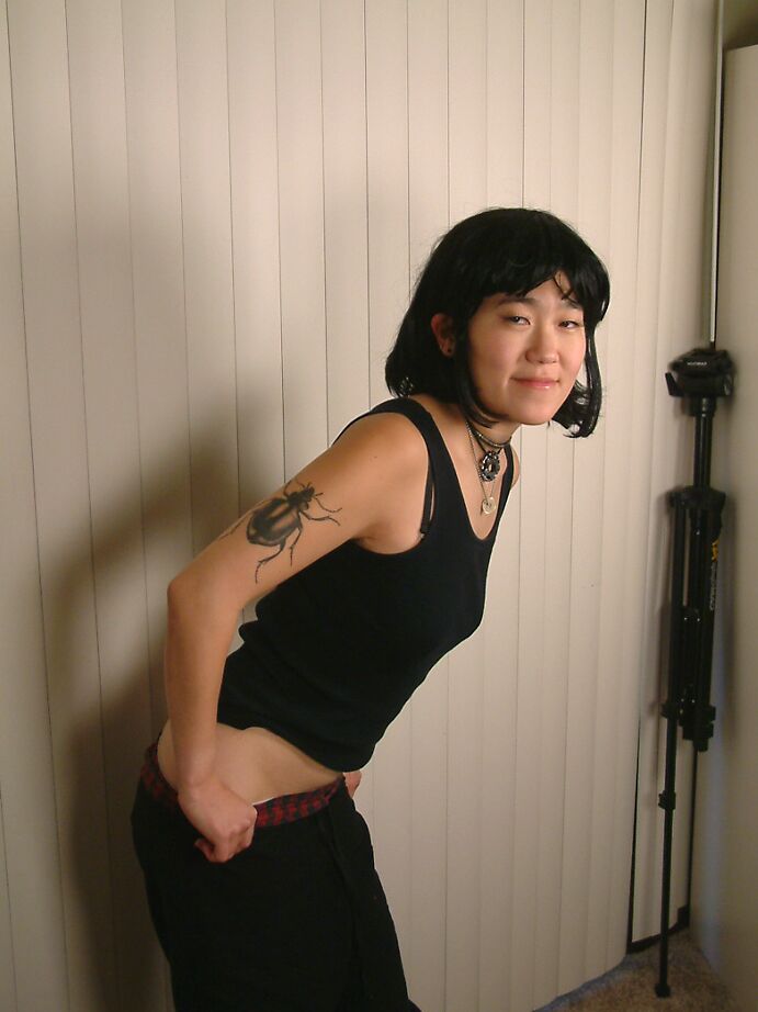 16P Cady asiatique amateur et mince met sa chatte poilue sous surveillance