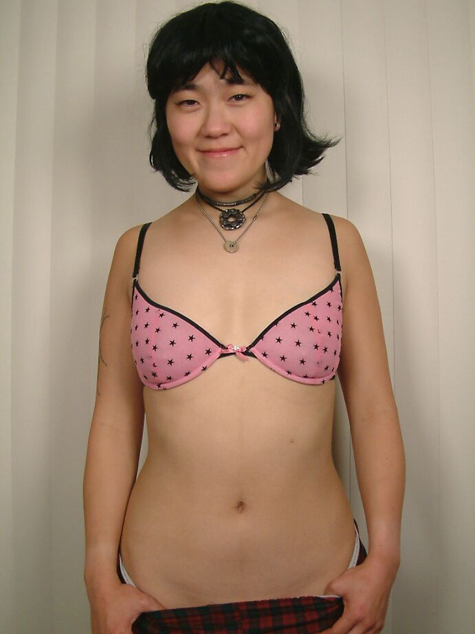 16P Cady asiatique amateur et mince met sa chatte poilue sous surveillance