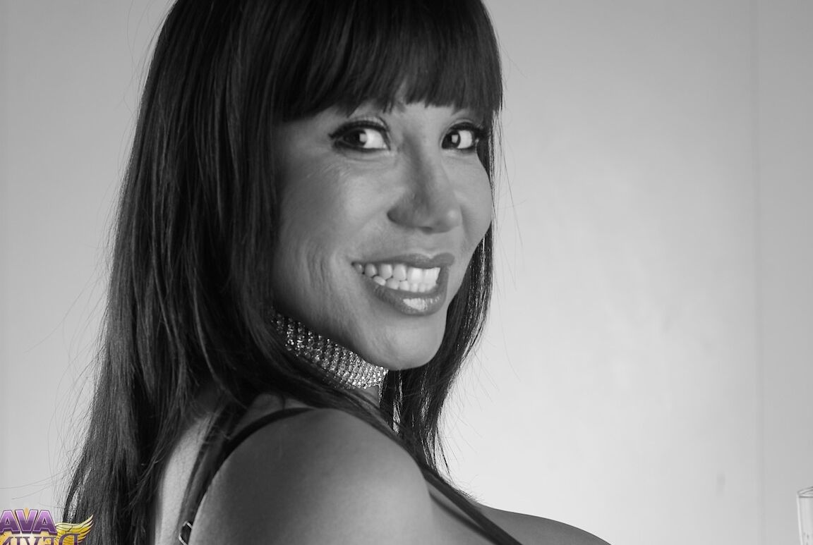 21P Sexy pornstar asiática derrama champanhe sobre seus grandes peitos de silicone