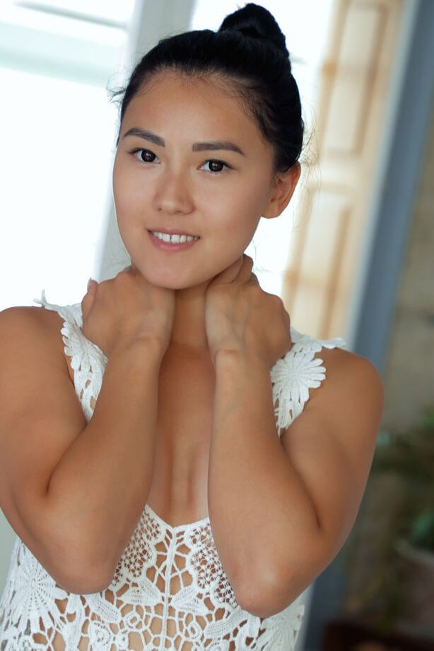 18P La jeune fille asiatique Kimiko porte ses cheveux relevés tout en exhibant sa chatte nue
