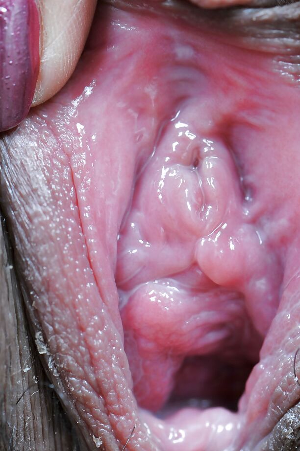 16P La joven asiática amateur Akira dejando al descubierto sus tetas y abriendo su vagina rosada