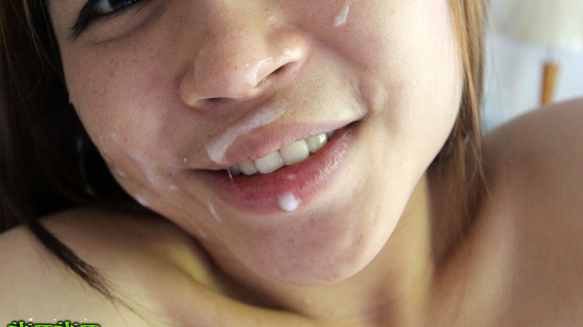 15P Linda jovem asiática amadora Tan mostra seus longos mamilos duros