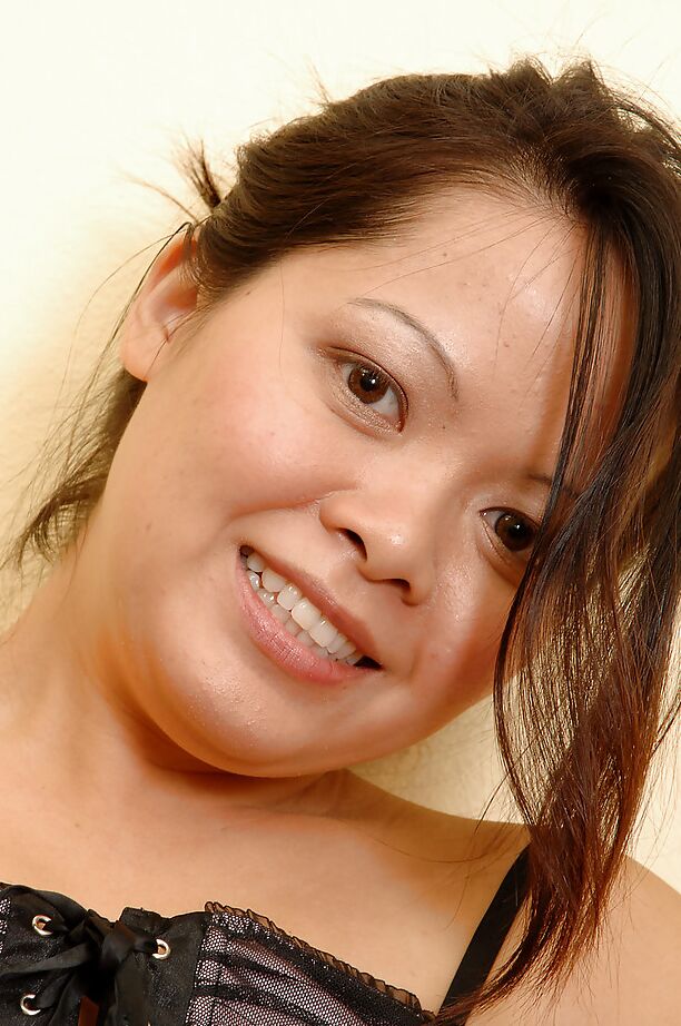 16P Angela, petite amatrice asiatique, pose en lingerie sexy tout en exhibant sa chatte.