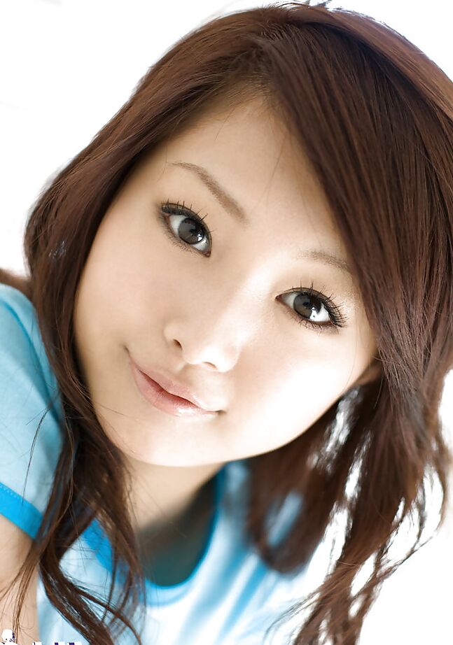 15P La seductora asiática Suzuka Ishikawa se quita la ropa