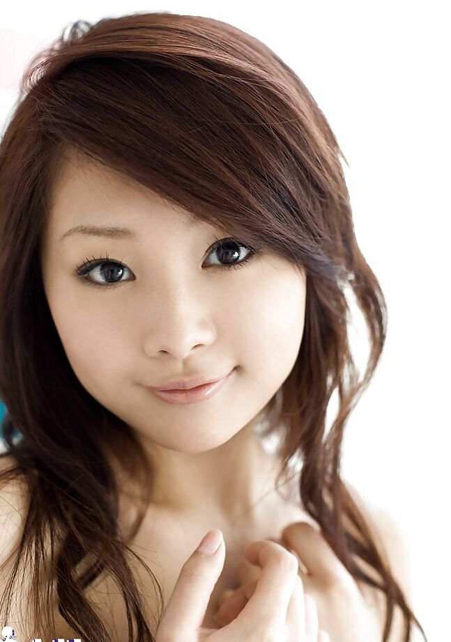 15P La seductora asiática Suzuka Ishikawa se quita la ropa