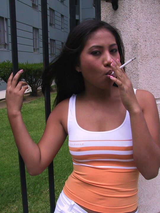 15P La jolie asiatique Nyomi Marcela fume pendant une action sexuelle missionnaire en POV