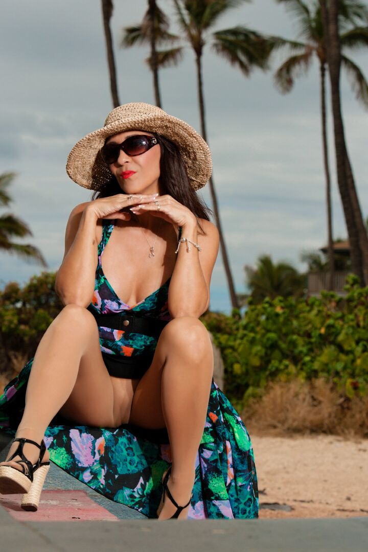 16P Roni Ford, une dame âgée et élégante, s'habille à la plage avec des bas et un chapeau de soleil.
