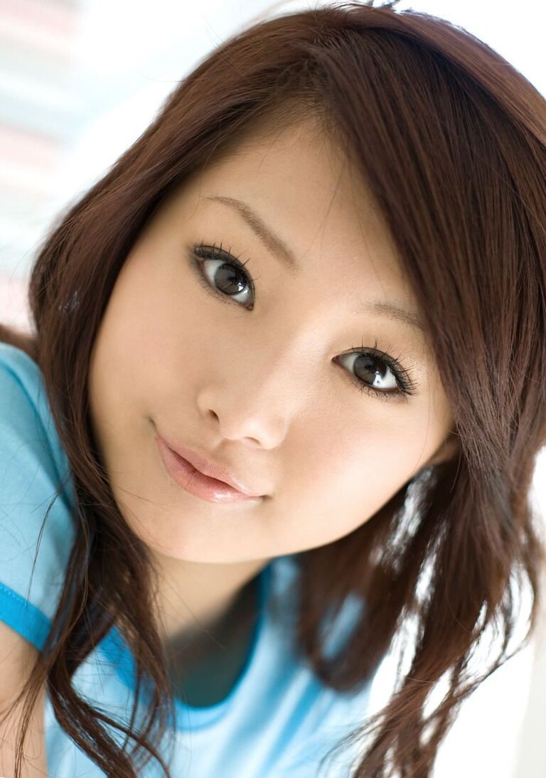 16P A adorável adolescente japonesa Suzuka Ishikawa fica nua depois de se despir lentamente