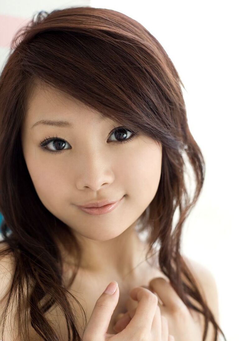16P A adorável adolescente japonesa Suzuka Ishikawa fica nua depois de se despir lentamente