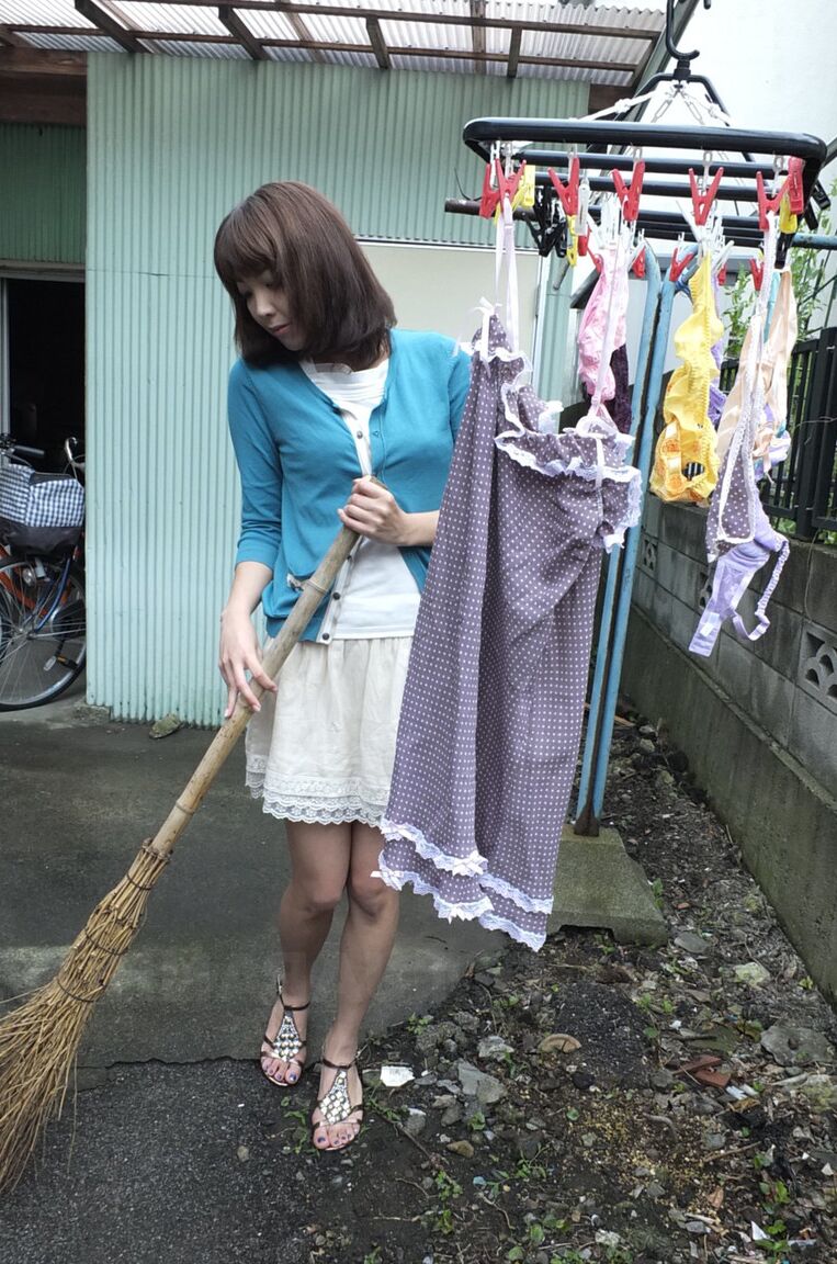 20P La dulce japonesa Juri Kitahara le hace una mamada caliente a su casero