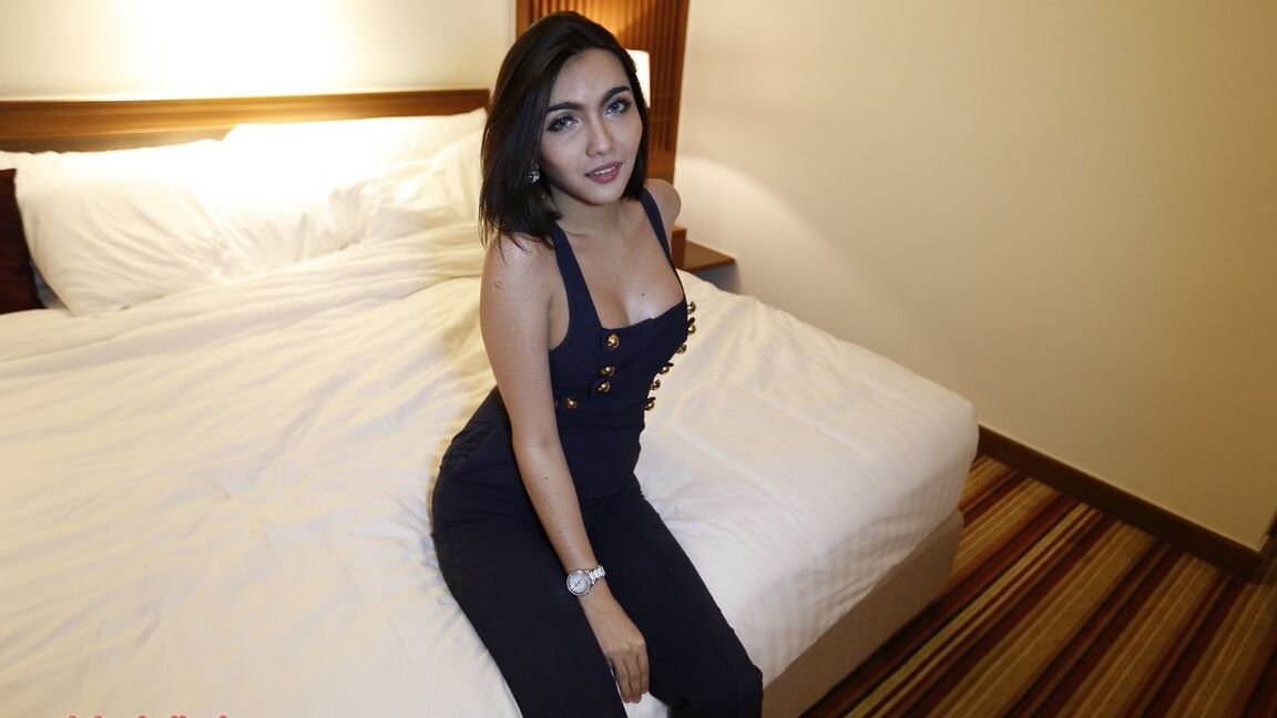 12P Transexual tailandesa tetona de 24 años provocando con su traje de encaje negro