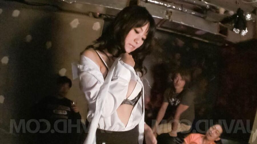 15P Manami Komukai Asian esfrega buceta na calcinha e coloca vibrador nela