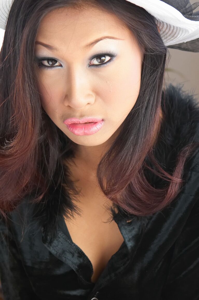 18P Transexuelle incroyablement sexy en résille CK révèle ses seins et sa bite fantastiques