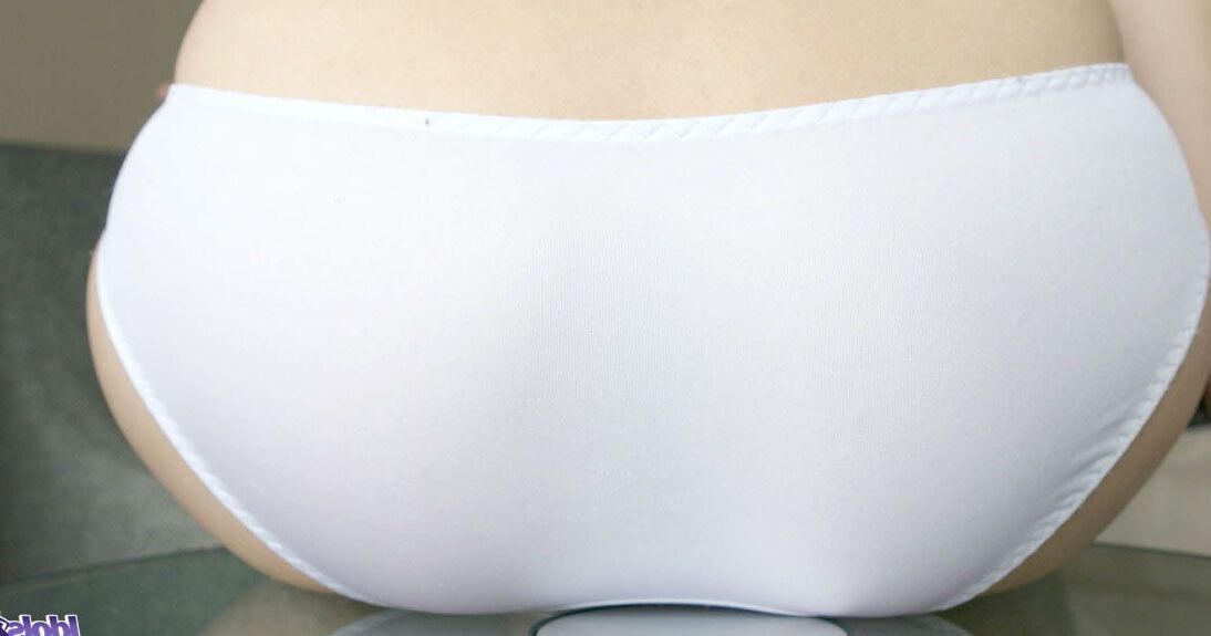 16P Joven japonesa pelirroja se quita las bragas de algodón para desnudarse por completo