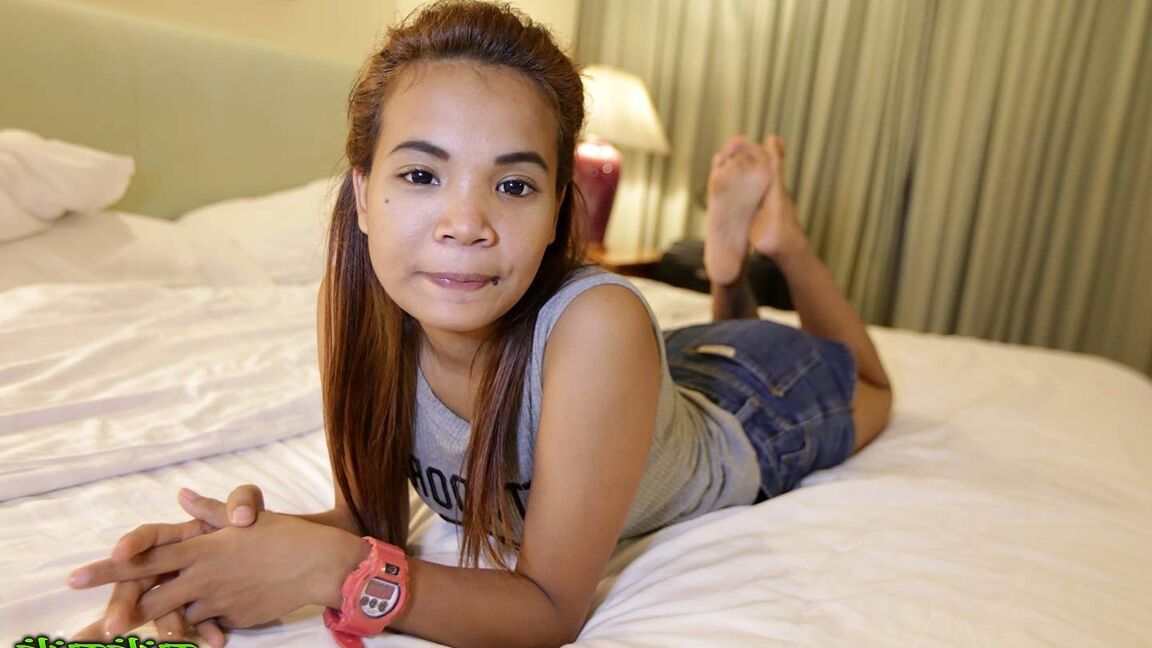 12P Linda adolescente tailandesa com aparelho tira a calcinha e mostra arbusto peludo