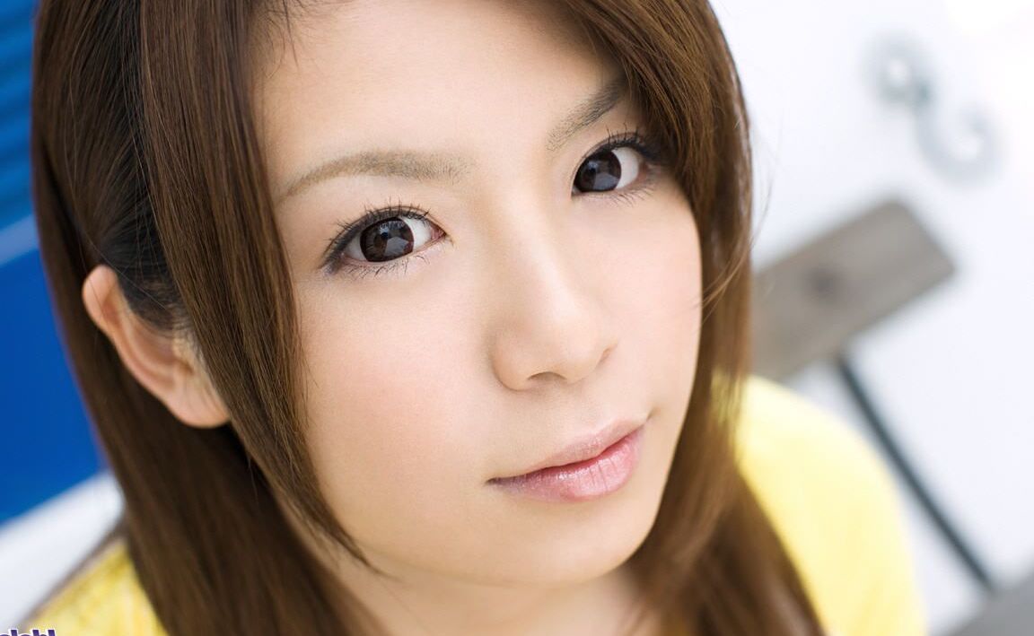 16P L'adorable fille japonaise Riri Kuribayashi expose sa chatte taillée