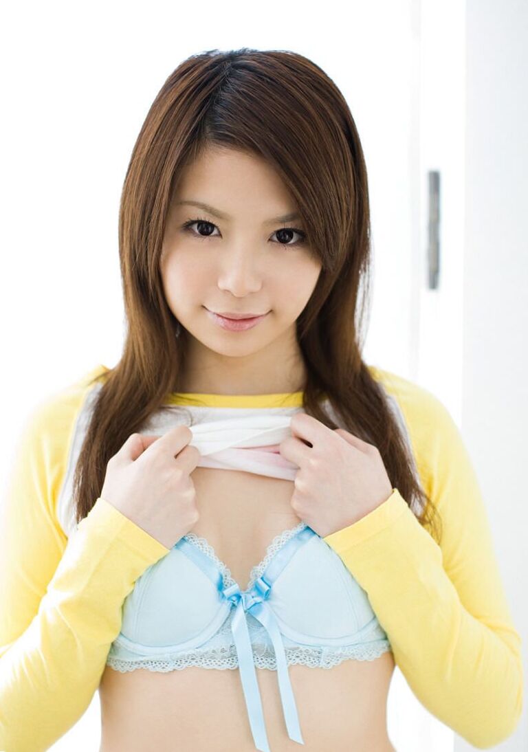 16P L'adorable fille japonaise Riri Kuribayashi expose sa chatte taillée
